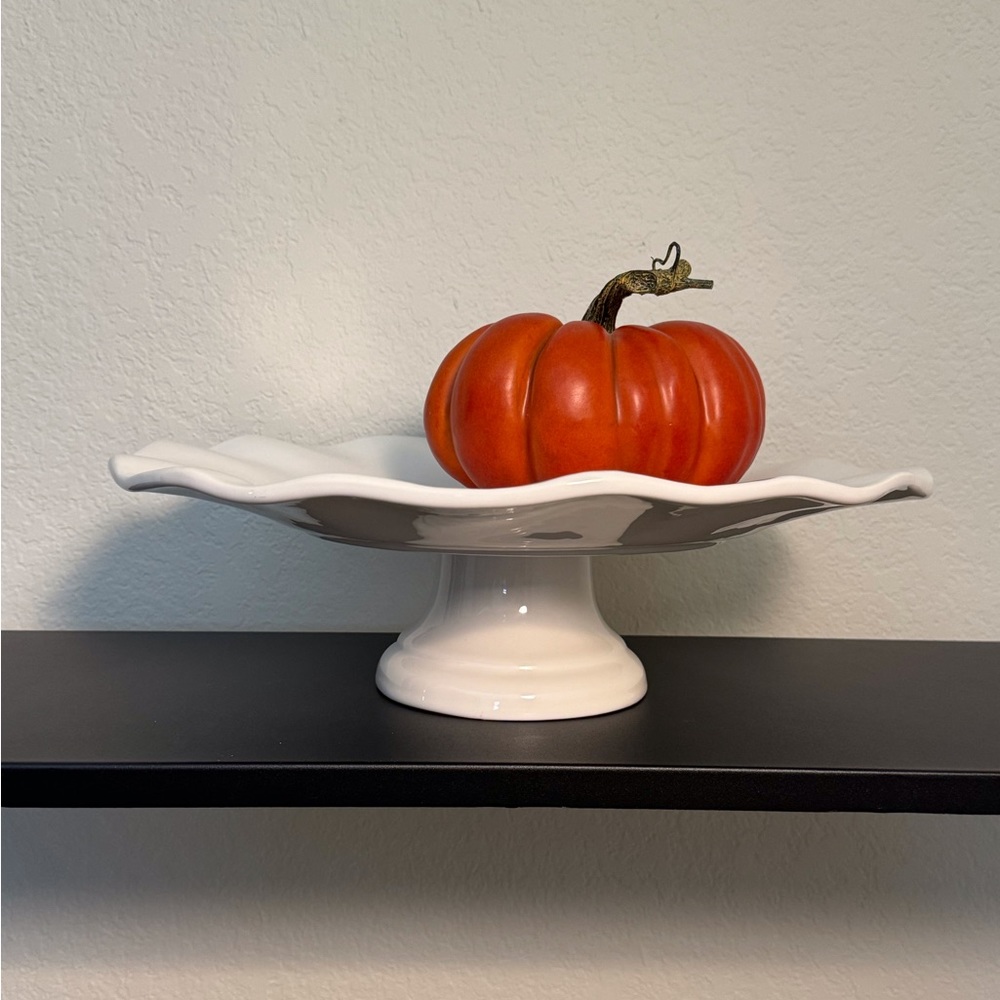 White ceramic cake plate for displaying your favorite pastry: cake or muffins